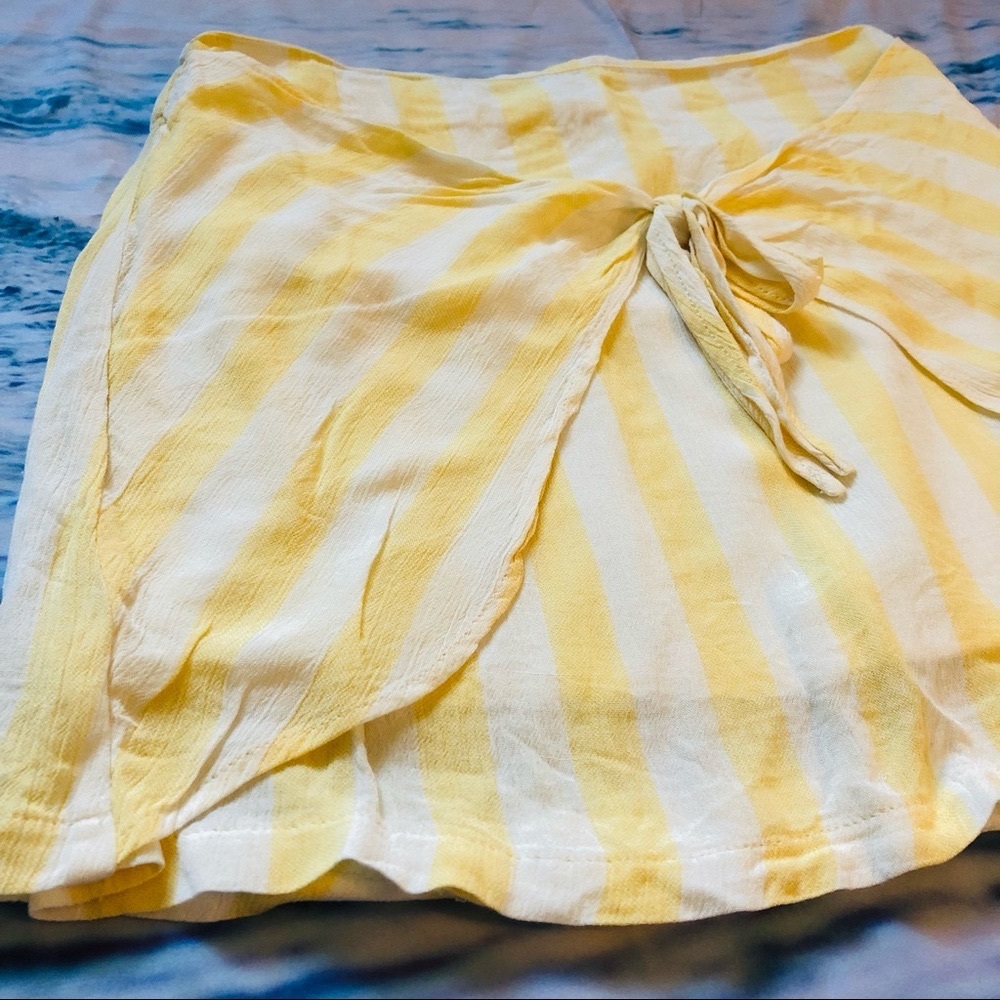 rusty surf shop mini skirt 💛🤍 size M